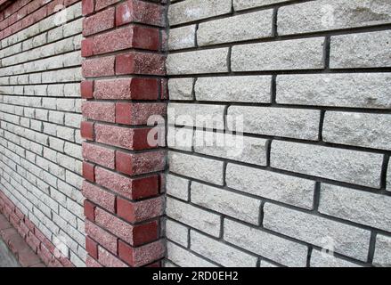 Un frammento di muratura decorativa di un muro di mattoni Foto Stock