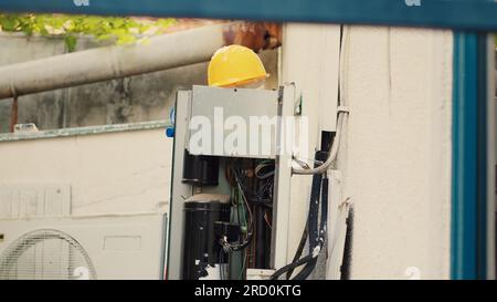 Aprire il pannello laterale dell'impianto di climatizzazione prima di eseguire riparazioni eseguite dal cliente sul cablaggio guasto. Impianto HVAC predisposto per essere riparato da un ingegnere professionista Foto Stock