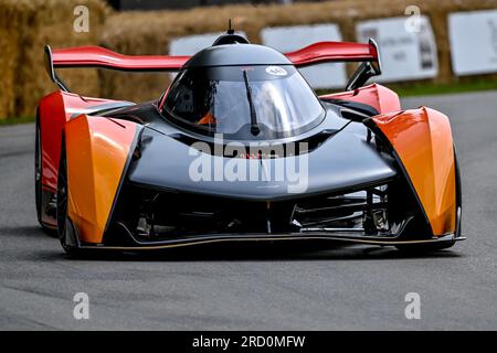 Goodwood, Regno Unito. 16 luglio 2023. Marvin Kirchhofer al volante della McLaren Solus GT vincendo lo Shoot Out al Goodwood Festival of Speed al Goodwood Circuit, Goodwood, Regno Unito il 16 luglio 2023. Foto di Phil Hutchinson. Solo per uso editoriale, licenza necessaria per uso commerciale. Nessun utilizzo in scommesse, giochi o pubblicazioni di un singolo club/campionato/giocatore. Credito: UK Sports Pics Ltd/Alamy Live News Foto Stock