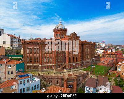 Vista sulla strada del quartiere Balat a Istanbul. Cupola della Scuola Greco Ortodossa di Fener e minareto, a Fener, Istanbul, Turchia Foto Stock