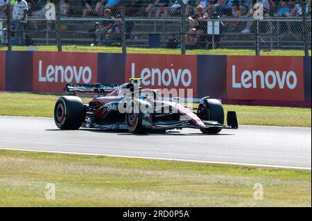 SILVERSTONE, REGNO UNITO - 7 LUGLIO 2023 - FORMULA 1 ARAMCO GRAN PREMIO DI GRAN BRETAGNA 2023 - ZHOU GUANYU (CINA) - PALO DEL TEAM ALFA ROMEW F1 Foto Stock