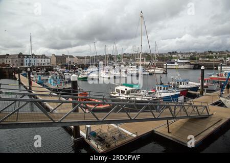 Wick, Caithness, Scozia, 2 luglio 2023, Una vista che mostra piccole barche ormeggiate nel porto di Wick Foto Stock