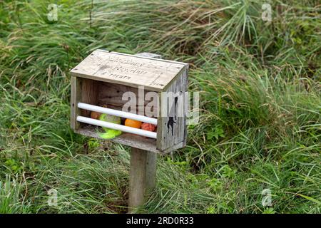 Dunnet Bay, Caithness, Scozia, 4 luglio 2023, i Dog Walkers potrebbero utilizzare una biblioteca di giocattoli per cani. Foto Stock