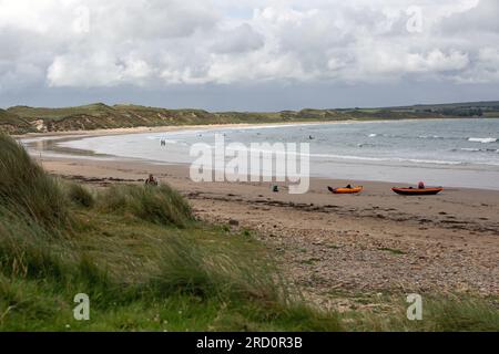 Dunnet Bay, Caithness, Scozia, luglio 2023, persone che si godono la spiaggia Foto Stock