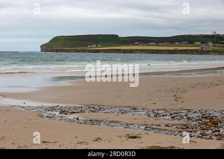Dunnet Bay, Caithness, Scozia, luglio 2023, persone che si godono la spiaggia Foto Stock