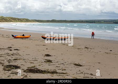 Dunnet Bay, Caithness, Scozia, luglio 2023, persone che si godono la spiaggia Foto Stock