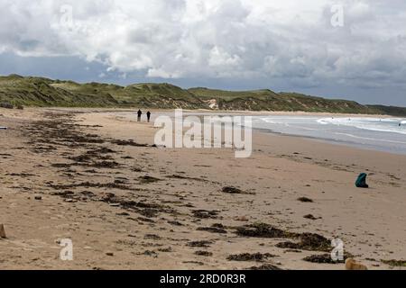 Dunnet Bay, Caithness, Scozia, luglio 2023, persone che si godono la spiaggia Foto Stock