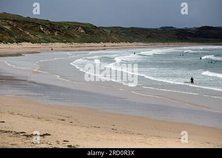 Dunnet Bay, Caithness, Scozia, luglio 2023, persone che si godono la spiaggia Foto Stock