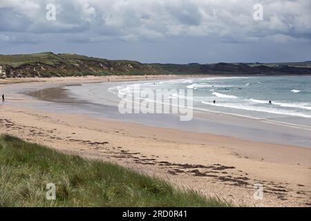 Dunnet Bay, Caithness, Scozia, luglio 2023, persone che si godono la spiaggia Foto Stock