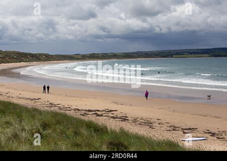 Dunnet Bay, Caithness, Scozia, luglio 2023, persone che si godono la spiaggia Foto Stock