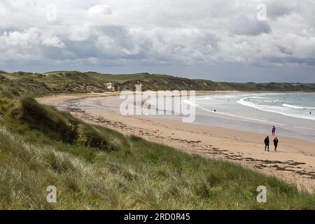 Dunnet Bay, Caithness, Scozia, luglio 2023, persone che si godono la spiaggia Foto Stock