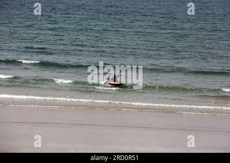 Dunnet Bay, Caithness, Scozia, luglio 2023, persone che si godono la spiaggia Foto Stock