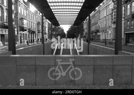 Binario della stazione ferroviaria di Maastricht vuoto Foto Stock