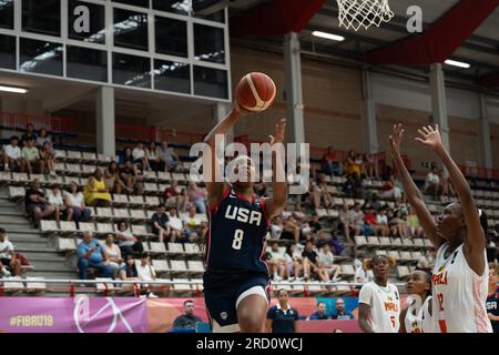 15 luglio 2023, TorrejÃ³n de Ardoz, Madrid, Spagna: MADISON BOOKER, Giocatrice USA, attacca il cerchio di fronte alla difesa di MAMA CISSE (12) durante la partita tra la sua squadra e la nazionale del Mali nel primo giorno della Coppa del mondo di pallacanestro femminile FIBA U19 Spagna 2023, presso il Jorge Garbajosa de TorrejÃ³n de Ardoz, Madrid, Spagna. (Immagine di credito: © Oscar Ribas Torres/ZUMA Press Wire) SOLO USO EDITORIALE! Non per USO commerciale! Foto Stock