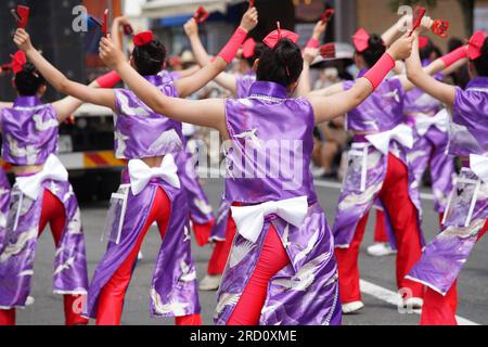 KAGAWA, GIAPPONE - 15 LUGLIO 2023: Artisti giapponesi che ballano nel famoso Yosakoi Festival. Yosakoi è uno stile unico di danza giapponese. Foto Stock