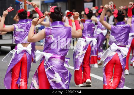 KAGAWA, GIAPPONE - 15 LUGLIO 2023: Artisti giapponesi che ballano nel famoso Yosakoi Festival. Yosakoi è uno stile unico di danza giapponese. Foto Stock