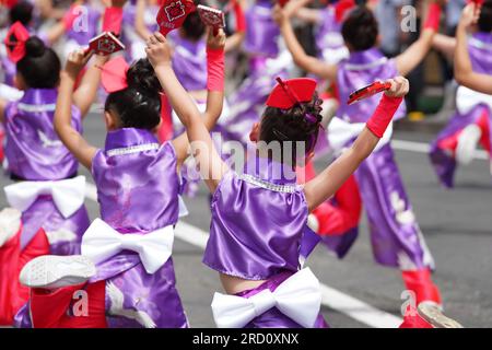 KAGAWA, GIAPPONE - 15 LUGLIO 2023: Artisti giapponesi che ballano nel famoso Yosakoi Festival. Yosakoi è uno stile unico di danza giapponese. Foto Stock