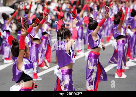 KAGAWA, GIAPPONE - 15 LUGLIO 2023: Artisti giapponesi che ballano nel famoso Yosakoi Festival. Yosakoi è uno stile unico di danza giapponese. Foto Stock