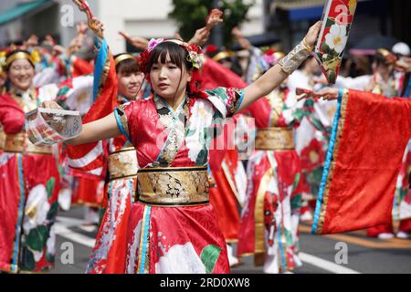 KAGAWA, GIAPPONE - 15 LUGLIO 2023: Artisti giapponesi che ballano nel famoso Yosakoi Festival. Yosakoi è uno stile unico di danza giapponese. Foto Stock