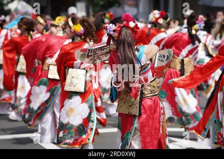 KAGAWA, GIAPPONE - 15 LUGLIO 2023: Artisti giapponesi che ballano nel famoso Yosakoi Festival. Yosakoi è uno stile unico di danza giapponese. Foto Stock