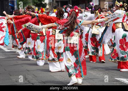 KAGAWA, GIAPPONE - 15 LUGLIO 2023: Artisti giapponesi che ballano nel famoso Yosakoi Festival. Yosakoi è uno stile unico di danza giapponese. Foto Stock