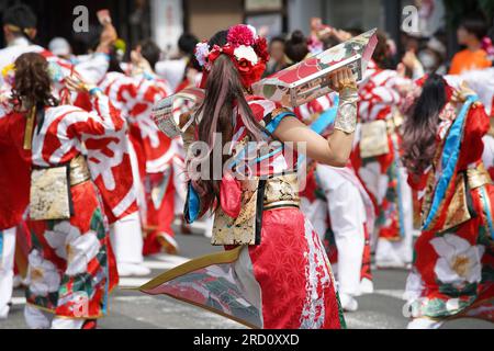 KAGAWA, GIAPPONE - 15 LUGLIO 2023: Artisti giapponesi che ballano nel famoso Yosakoi Festival. Yosakoi è uno stile unico di danza giapponese. Foto Stock