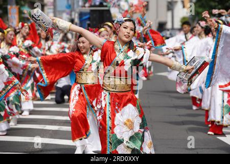 KAGAWA, GIAPPONE - 15 LUGLIO 2023: Artisti giapponesi che ballano nel famoso Yosakoi Festival. Yosakoi è uno stile unico di danza giapponese. Foto Stock