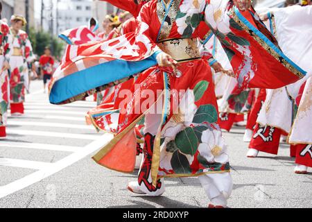 KAGAWA, GIAPPONE - 15 LUGLIO 2023: Artisti giapponesi che ballano nel famoso Yosakoi Festival. Yosakoi è uno stile unico di danza giapponese. Foto Stock