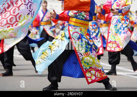 KAGAWA, GIAPPONE - 15 LUGLIO 2023: Artisti giapponesi che ballano nel famoso Yosakoi Festival. Yosakoi è uno stile unico di danza giapponese. Foto Stock