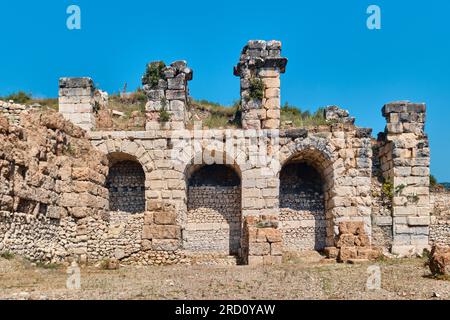 Burdur, Turchia - 16 luglio 2023: Archi romani dell'antica città di Kibira Foto Stock