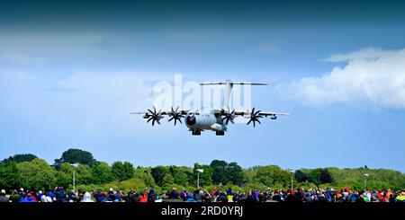 Fairford RIAT Air Show sabato 15 luglio 2023 Airbus A400 tedesco per il rifornimento aereo tra le docce Foto Stock