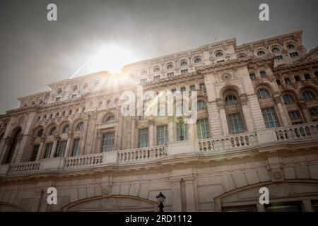 Foto del Parlamento rumeno a Bucarest, Romania. Il Palazzo del Parlamento, noto anche come Casa della Repubblica o Casa del popolo Foto Stock