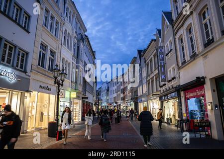 Foto delle facciate di una strada medievale al crepuscolo, con negozi e boutique, con un'architettura tedesca d'epoca, nel centro di Bonn, Germania. Th Foto Stock