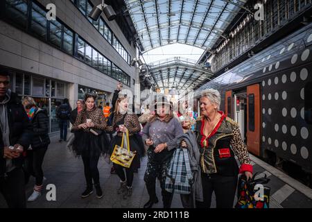 Foto di persone vestite in costume per il Carnevale di Colonia in piedi sulla piattaforma di Koln Hbf. Il Carnevale di Colonia (tedesco: Kölner Karneval) è Foto Stock