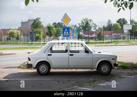 Foto di un'auto Skala, di colore bianco, con il marchio Zastava 55 e Yugo 55, parcheggiata in un parcheggio di Ruma Serbia. Skala è un nome generico per una famiglia di Foto Stock