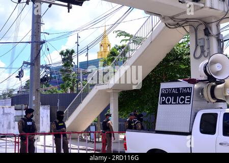 La polizia sorvegliava la recintata al largo di Sappaya-Sapasathan, attuale luogo di incontro dell'Assemblea Nazionale della Tailandia, il ramo legislativo bicamerale del governo della Tailandia. Il "Chulamani Chedi" in cima. Protesta vicino al Parlamento, Bangkok, Thailandia. Il Parlamento thailandese vota il 13 luglio per decidere se il leader del partito Move Forward, Pita Limjaroenrat, che ha vinto il maggior numero di seggi alle elezioni di maggio, possa diventare il nuovo primo Ministro. Foto Stock