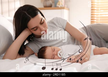 Madre che canta ninnananna al suo bambino sonnolento sul letto. Illustrazione di note musicali volanti intorno a bambino e donna Foto Stock