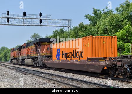 Naperville, Illinois, USA. Due locomotive Burlington Northern Santa Fe guidano un treno merci intermodale da Chicago attraverso il nord-est dell'Illinois. Foto Stock