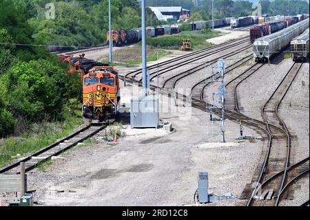 Aurora, Illinois, USA. Burlington Northern Santa Fe locomotive che escono da un deposito merci ferroviario in Illinois. Foto Stock