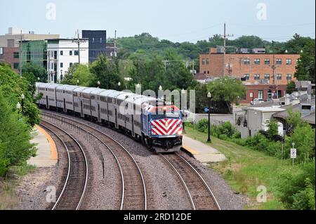 Wheaton, Illinois, USA. Un treno per pendolari Metra su una curva subito dopo l'arrivo alla stazione locale dei pendolari. Foto Stock