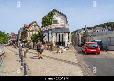 27.06.2023 Étretat, Senna-Maritime Normandia, Francia. Étretat è un comune del dipartimento della Senna-Marittima, nella regione nordoccidentale di Fran Foto Stock
