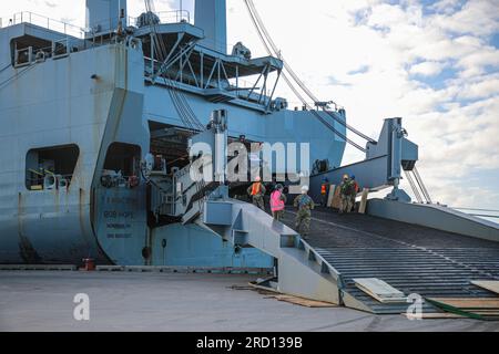 Soldati assegnati alla Task Force Warhawk, 16th Combat Aviation Brigade, scaricare un elicottero AH-64 Apache al largo di un U.S. Nave della Marina Bob Hope in preparazione per l'esercitazione Talisman Sabre 23 presso il porto di Gladstone, Queensland, Australia, 15 luglio 2023. Il talismano Sabre è la più grande esercitazione militare bilaterale tra l'Australia e gli Stati Uniti che promuove un indo-Pacifico libero e aperto rafforzando le relazioni e l'interoperabilità tra gli alleati chiave e potenziando le nostre capacità collettive per rispondere a una vasta gamma di potenziali problemi di sicurezza. (STATI UNITI Foto dell'esercito di Sgt. Ashunteia' Smith, Foto Stock