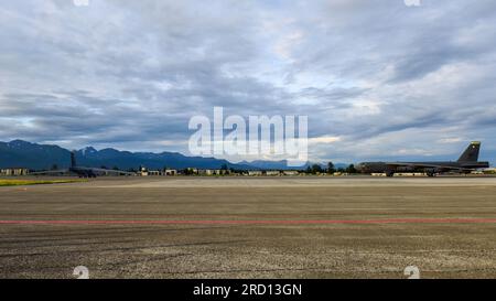 Due bombardieri B-52H Stratofortress assegnati al 69th Bomb Squadron dalla Minot Air Force base, North Dakota, taxi fino alla pista della Joint base Elmendorf-Richardson, Alaska, il 14 luglio 2023. Grazie alla formazione con le nazioni alleate e le organizzazioni partner, i bombardieri contribuiscono a migliorare l'integrazione e l'interoperabilità, consentendoci di costruire relazioni durature necessarie per affrontare l'ampia gamma di sfide globali. (STATI UNITI Foto dell'aeronautica militare di Senior Airman Zachary Wright) Foto Stock