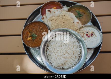 Vista privilegiata e selettiva al pranzo indiano al curry Set, al pollo hara pyaaz, con riso e pane. Foto Stock