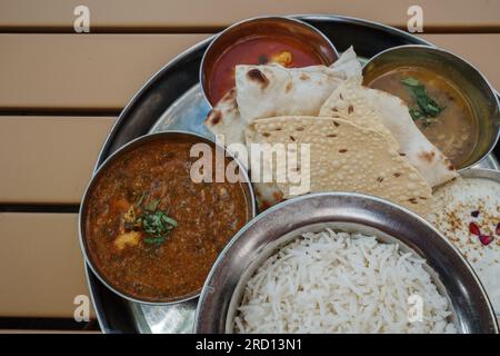 Vista privilegiata e selettiva al pranzo indiano al curry Set, al pollo hara pyaaz, con riso e pane. Foto Stock