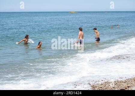 27.06.2023 Étretat, Senna-Maritime Normandia, Francia. Étretat è un comune del dipartimento della Senna-Marittima, nella regione nordoccidentale di Fran Foto Stock
