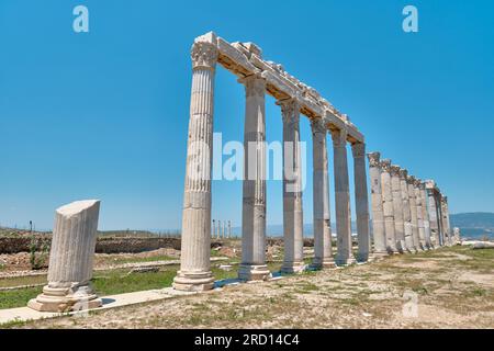 Antiche rovine di agorà nell'antica città di Laodiceia, che si trovava nelle regioni ellenistiche della Caria e della Lidia Foto Stock