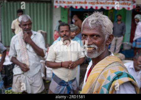 Operai di prima mattina lungo le strade secondarie di Madurai, Tamil Nadu, India, Asia. Foto Stock