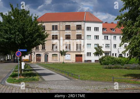 Wittenberge, Germania. 17 luglio 2023. Un edificio residenziale parzialmente ristrutturato su Goethestraße e Schillerplatz nel centro di Wittenberg. Nel corso della presentazione della relazione 2022 sul mercato immobiliare da parte del Ministero degli interni e degli affari comunali del Brandeburgo, una conferenza stampa a Potsdam illustrerà l'evoluzione del mercato immobiliare nel Brandeburgo nell'ultimo anno. (To "Property Market report: Stabilization of prices expected") credito: Soeren Stache/dpa/Alamy Live News Foto Stock