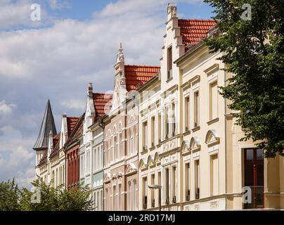 Wittenberge, Germania. 17 luglio 2023. Edifici residenziali e commerciali ristrutturati sorgono su Goethestraße nel centro di Wittenberg. Nel corso della presentazione della relazione 2022 sul mercato immobiliare da parte del Ministero degli interni e degli affari comunali del Brandeburgo, una conferenza stampa a Potsdam illustrerà l'evoluzione del mercato immobiliare nel Brandeburgo nell'ultimo anno. (To "Property Market report: Stabilization of prices expected") credito: Soeren Stache/dpa/Alamy Live News Foto Stock